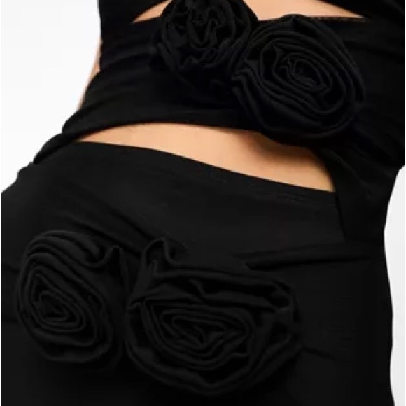 SIMMI bandeau cut out maxi dress with corsage flower detail in black - Picture 2 of 3